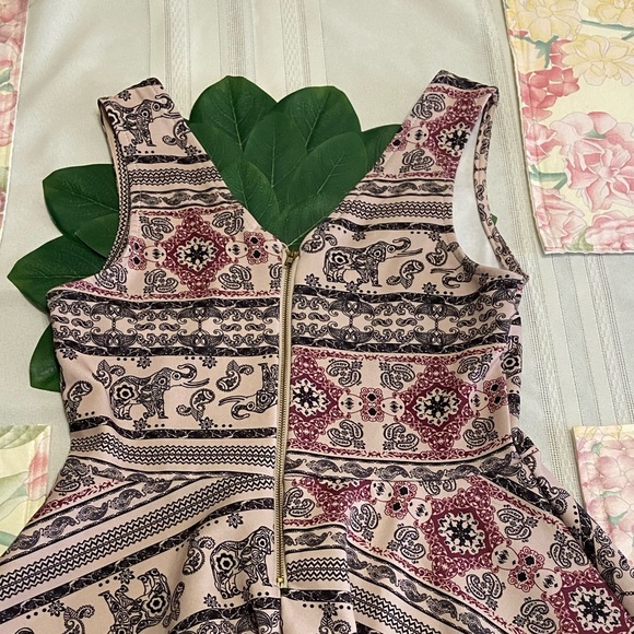 ⚡️FLASH Sale⏱️ Women’s Rue21 Elephant Pattern Dress with Wide Sleeves - Picture 9 of 12